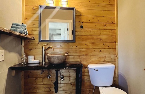 Arlington Cabina | Serene Luxury Cabin Retreat - Hot Tub, Fire Pit, Patio, Close to Trails/ River
