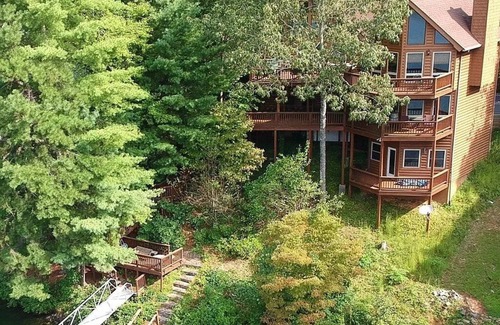 Robbinsville Casa | Serene Luxury on Lake Santeetlah: 4BR/4.5BA Mountain Home. Grills & Kayaks!