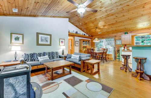 Maggie Valley Casa | Serene Maggie Valley Retreat with Deck and Hot Tub!