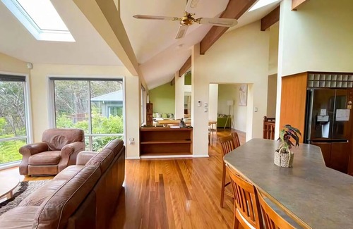 Wentworth Falls Casa | Serene Mountain Haven with Scenic Balcony Garden