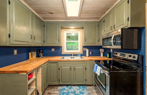 Gerton Casa | Serene Mountain Cabin with Hot Tub near Asheville