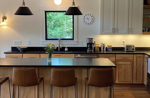 Sunday River Area Cabina | Chic cabin 5BR+Loft with mountains views and hot tub, mins to Sunday River!