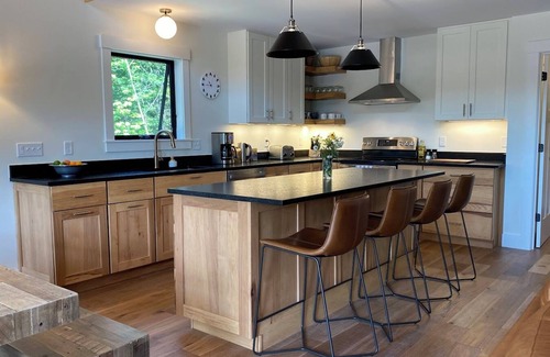 Sunday River Area Cabina | Chic cabin 5BR+Loft with mountains views and hot tub, mins to Sunday River!