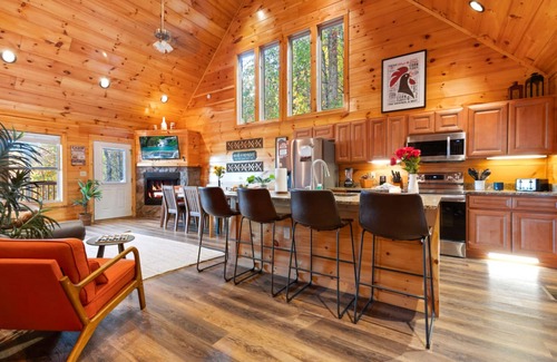 Sevierville Cabina | Serene Mountain Retreat by Ghosal Luxury Lodging