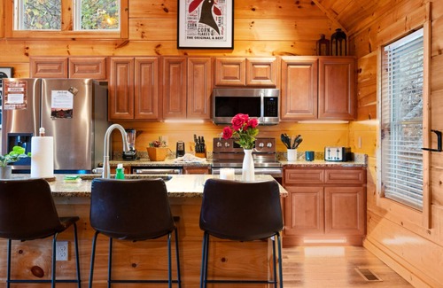 Sevierville Cabina | Serene Mountain Retreat by Ghosal Luxury Lodging