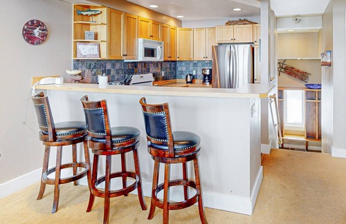 Saddle Ridge Condominio | Serene mountain-view condo with skiing, washer/dryer, gas grill, & patio