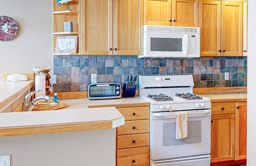 Saddle Ridge Condominio | Serene mountain-view condo with skiing, washer/dryer, gas grill, & patio