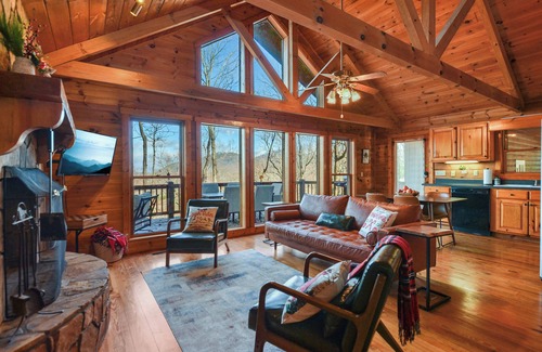 Walnut Mountain Cabina | Serene Mountain View Retreat. Pool, Firepit & Hot tub, Fireplace Dogs Welcome!