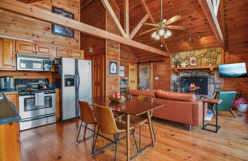 Walnut Mountain Cabina | Serene Mountain View Retreat. Pool, Firepit & Hot tub, Fireplace Dogs Welcome!