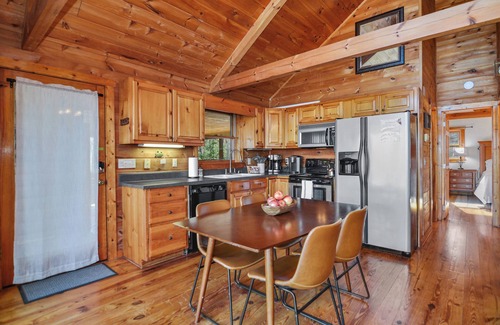 Walnut Mountain Cabina | Serene Mountain View Retreat. Pool, Firepit & Hot tub, Fireplace Dogs Welcome!