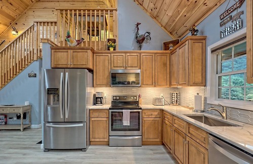 Helen Cabina | Serene Mountain Views | Hot Tub | Sauna | Game room