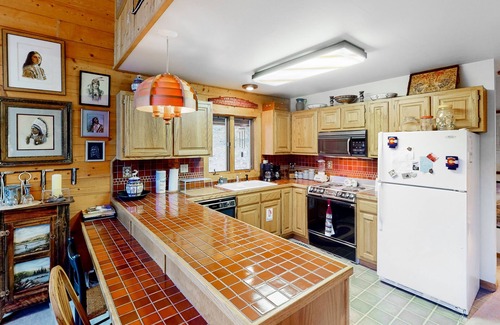 Almont Cabina | Serene mountainside cabin, with washer/dryer - near skiing