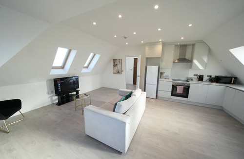 Stanwell Apartamento | Serene Oasis 5mins from Heathrow Airport - Free Parking