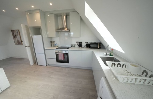 Stanwell Apartamento | Serene Oasis 5mins from Heathrow Airport - Free Parking