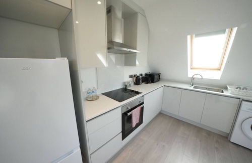 Stanwell Apartamento | Serene Oasis 5mins from Heathrow Airport - Free Parking
