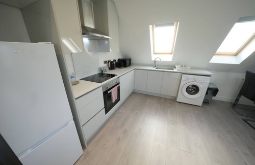 Stanwell Apartamento | Serene Oasis 5mins from Heathrow Airport - Free Parking
