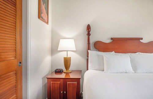 Kahului Hotel | Serene Oceanfront Escape for Maui Adventure, Outdoor Pool, Pet-friendly!