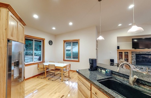 Surf Pines Casa | Serene, Open Home w/ a Private Hot Tub - Walk to Beach & Golf - Dogs OK