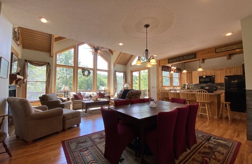 Davis Casa | Serene Pet Friendly Cabin w/ Resort Perks in Heart of WV Hike/Fish/Bike/Ski