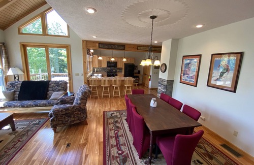 Davis Casa | Serene Pet Friendly Cabin w/ Resort Perks in Heart of WV Hike/Fish/Bike/Ski