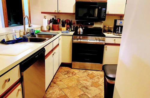 Lincoln Condominio | Serene pond views from this charming 2-bed White Mountains condo