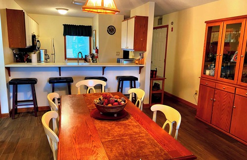 Lincoln Condominio | Serene pond views from this charming 2-bed White Mountains condo