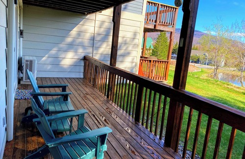 Lincoln Condominio | Serene pond views from this charming 2-bed White Mountains condo