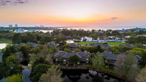 Sandestin Casa | Serene Pondfront Stay w View Pool Access Walk to Baytowne Wharf