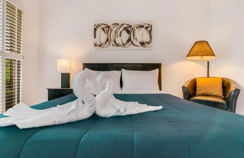 Conyers Casa | Serene Poolside Oasis 5 BR Office Luxe Amenities