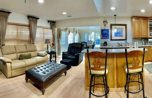 West Covina Casa | SERENE RELAXING HOME WITH A VIEW