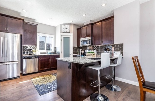 Calgary Casa | Serene & Relaxing Home With King Bed, Near Calgary Airport