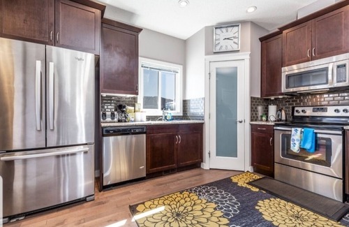 Calgary Casa | Serene & Relaxing Home With King Bed, Near Calgary Airport