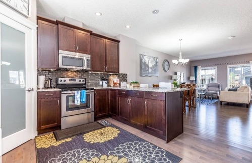 Calgary Casa | Serene & Relaxing Home With King Bed, Near Calgary Airport