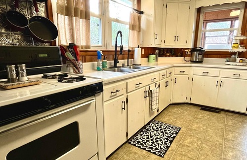 Millerville Casa | Serene Retreat near Cheaha State Park ~ Mountain Views ~ Pet-Friendly