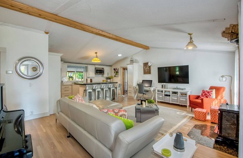 Carver Casa | Serene Retreat on 45 Acres in Eagle Creek, OR - Perfect Getaway Spot