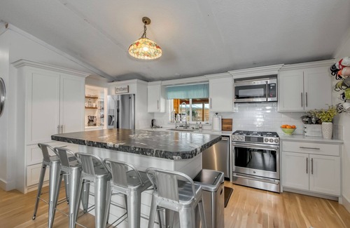 Carver Casa | Serene Retreat on 45 Acres in Eagle Creek, OR - Perfect Getaway Spot