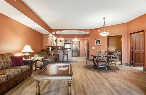 Wisconsin Dells Apartamento | Serene river-view condo with in-room jetted tub & two fireplaces