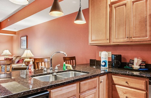Wisconsin Dells Apartamento | Serene river-view condo with in-room jetted tub & two fireplaces