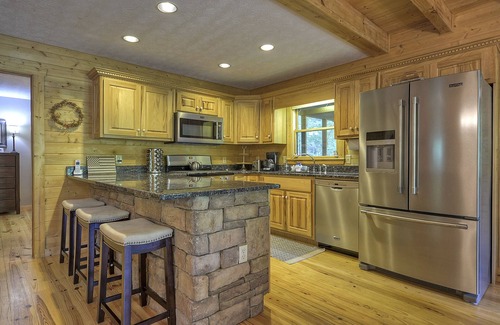 Ellijay Cabina | Riverfront Log Cabin en 1. 5 acres, bañera de hidromasaje, mesa de billar, ping-pong, dardos y tubos