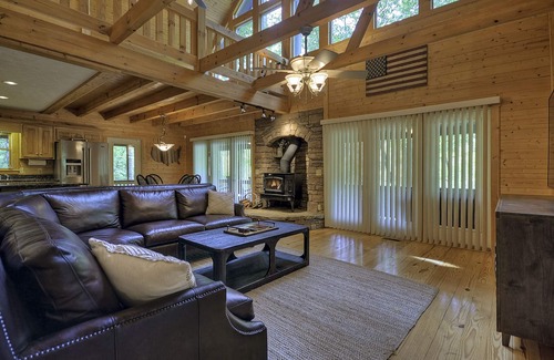 Ellijay Cabina | Riverfront Log Cabin en 1. 5 acres, bañera de hidromasaje, mesa de billar, ping-pong, dardos y tubos