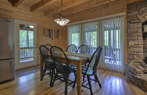 Ellijay Cabina | Riverfront Log Cabin en 1. 5 acres, bañera de hidromasaje, mesa de billar, ping-pong, dardos y tubos