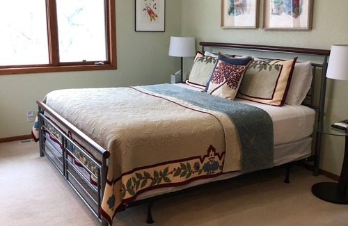 Ames Otro | Serene rural accommodations minutes away from Ames and Iowa State University