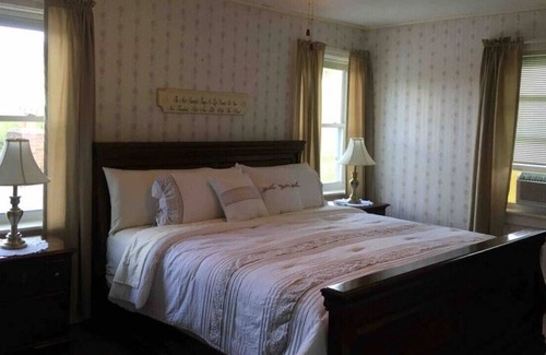 Tyrone Casa | Serene Sinking Valley Retreat--Main House