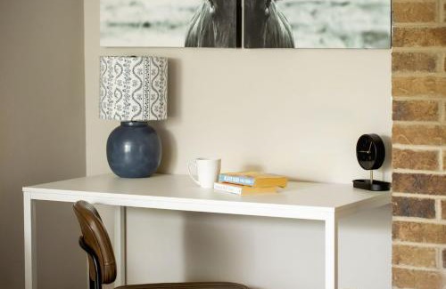 South Congress Apartamento | Serene SoCo Escape, Walk to Cafes and Free Parking