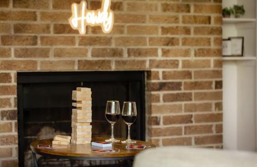 South Congress Apartamento | Serene SoCo Escape, Walk to Cafes and Free Parking