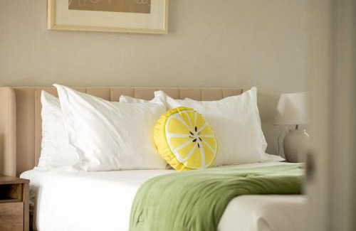 South Congress Apartamento | Serene SoCo Escape, Walk to Cafes and Free Parking