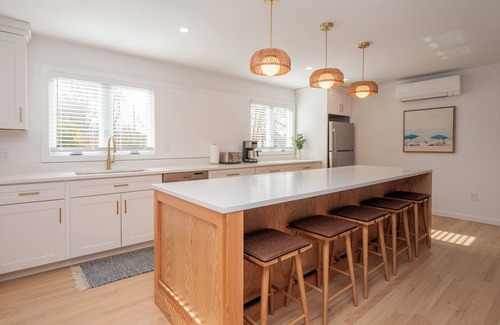 Newport East Casa | Serene & Spacious Home 10 min to Newport and Beaches, 3 bed, 2.5 bath, sleeps 9