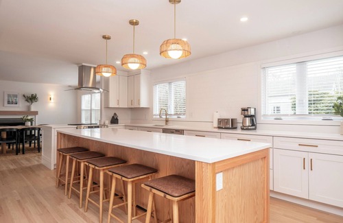 Newport East Casa | Serene & Spacious Home 10 min to Newport and Beaches, 3 bed, 2.5 bath, sleeps 9