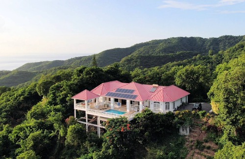 Soufriere Villa | ¡Un encantador oasis de serenidad en Soufriere! Personal; piscina; ¡buena ubicación!