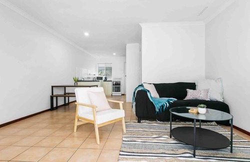 Bicton Apartamento | Serene Stay: 2BR, Sleeps 4, River & Beach Close